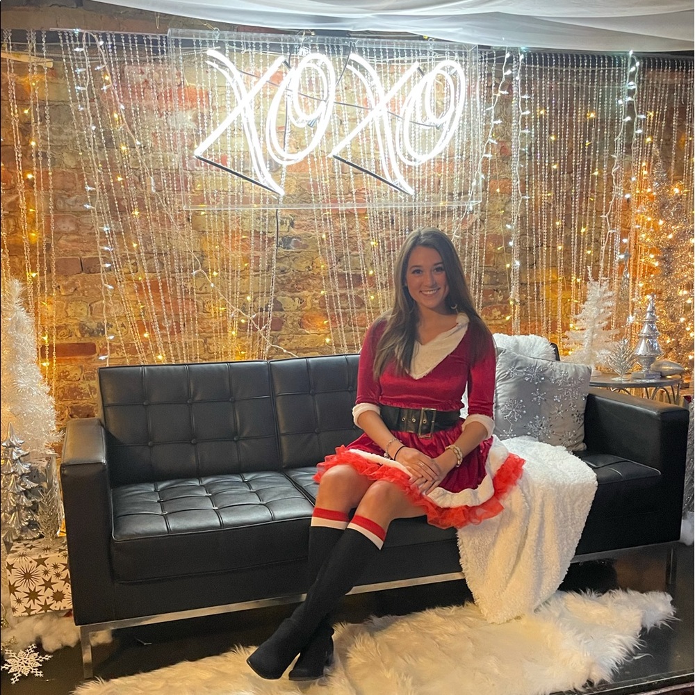 1 week listings starting now! Hi my name is Miranda! College student/posher!